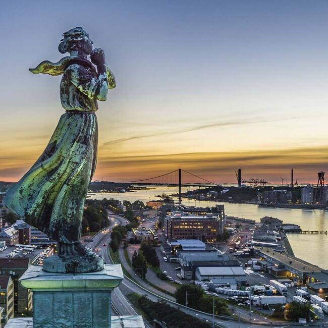 Photo of a statue with Gothenburg's skyline in the background